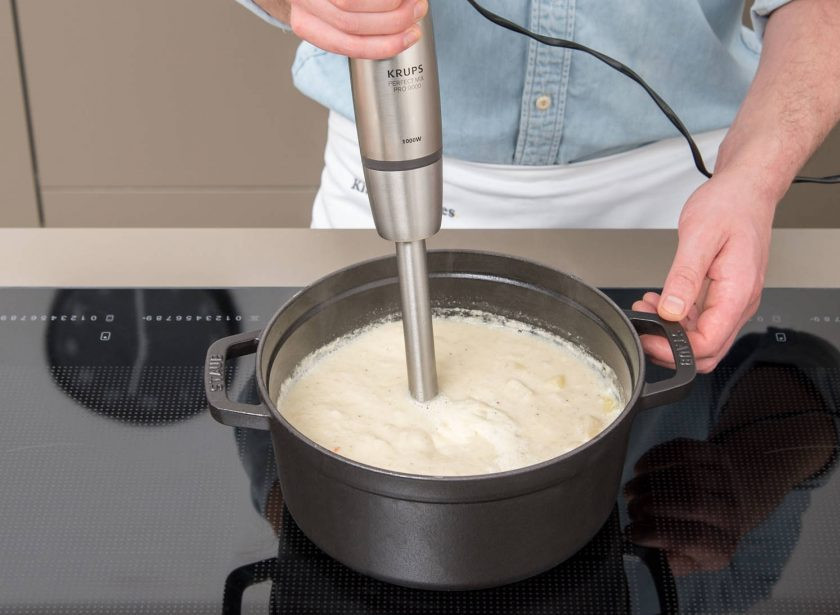 1. Этап. Суп из лосося и сельдерея: 3. Далее доведите суп до кипения, а потом варите 15 минут. Потом превратите всё в пюре, добавив соль, перец и крахмал.