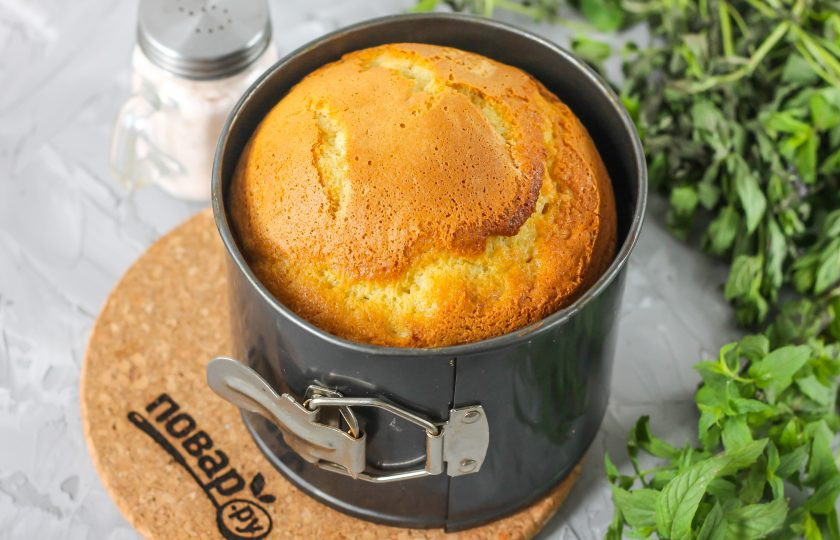 1. Этап. Бисквит на горячем молоке: Выпекайте бисквит около 25-30 минут, проверяя его готовность длинной деревянной шпажкой. После приготовления извлеките форму и переместите на бок, чтобы бисквит не опал во время остывания.