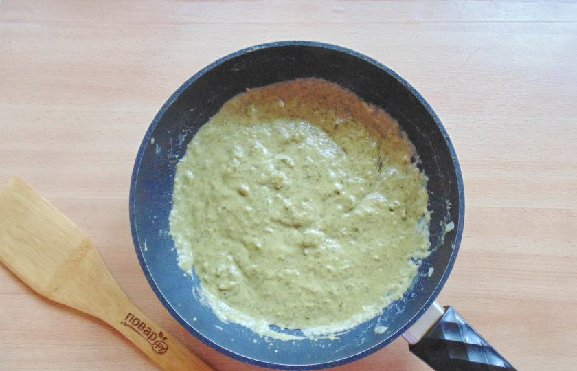 1. Этап. Соус из щавеля: Готовый соус взбейте блендером.