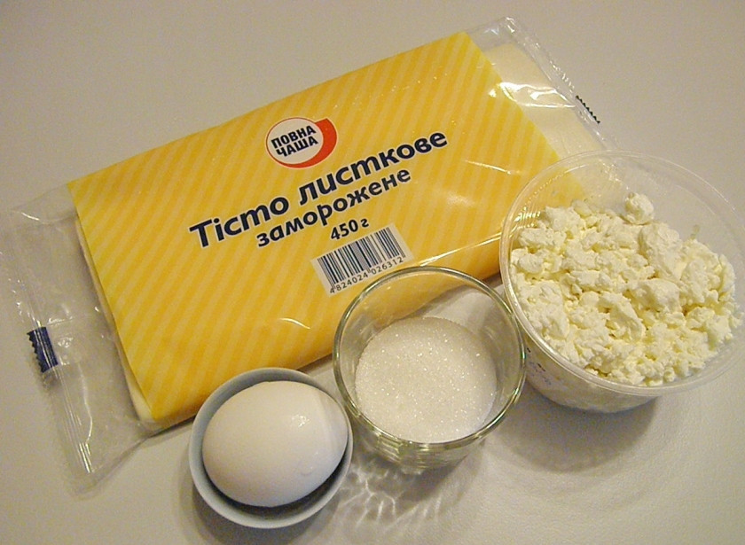 1. Этап. Слойки с творогом из готового слоеного теста: Подготовьте продукты для выпечки. Тесто достаньте из упаковки и оставьте размораживаться.