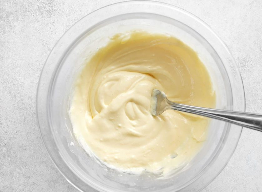 1. Этап. Галета с черникой и сливочным сыром: 6. Сливочную массу смешайте и отложите в сторону.