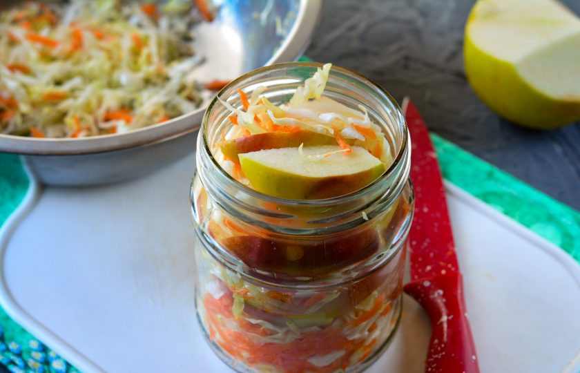 1. Этап. Квашеная капуста с морковью и яблоками: Заполните банку до верха, хорошо утрамбовывая.