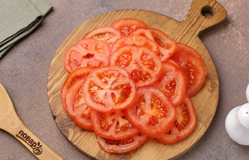 1. Этап. Запеканка Южная с кабачками и помидорами: Помидоры так же нарежьте кружочками.