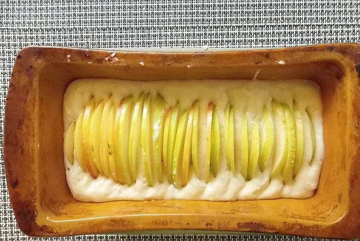 1. Этап. Кекс с яблоками на сыворотке: Смажьте форму маслом, положите туда тесто. Порежьте яблоки и 