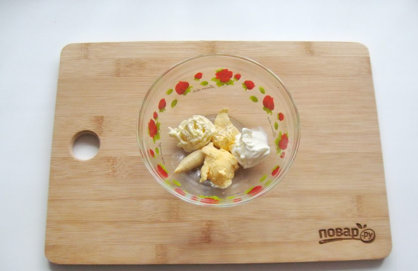 1. Этап. Рисовые шарики с рыбой: Приготовьте соус. В мисочку выложите вареный желток, майонез, сметану, горчицу.