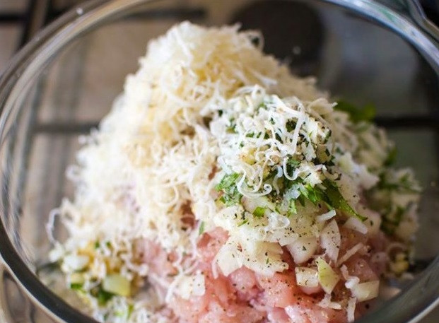 1. Этап. Куриные шарики в сливочном соусе с зеленым горошком: 3. Соедините все в глубокой мисочке, добавьте тертый сыр, вбейте яйцо. Посолите, поперчите по вкусу и тщательно перемешайте.