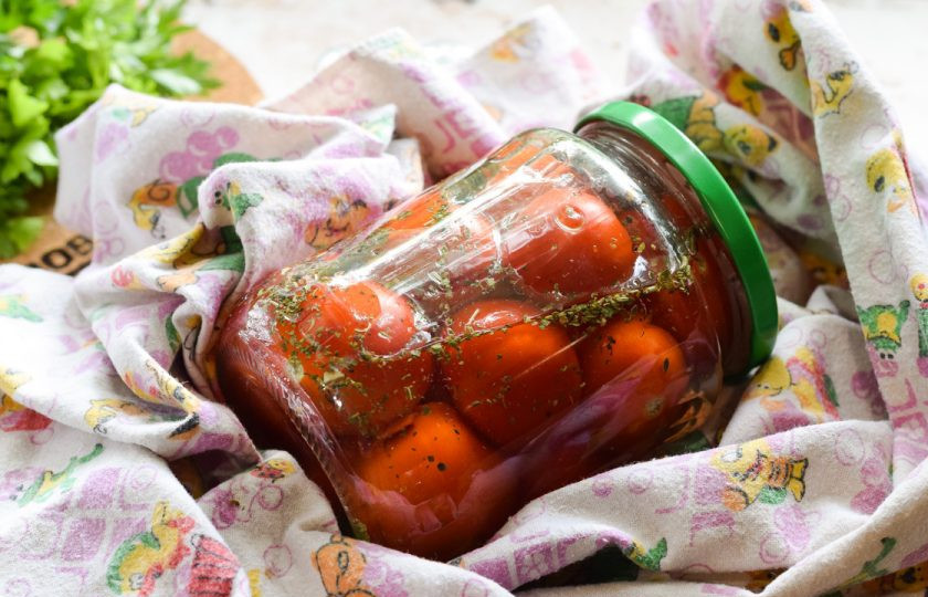 1. Этап. Пьяные помидоры: Спустя время герметично закатайте банку стерильной крышкой, поставьте дном вверх, и укутайте одеялом. Спустя 24 часа перенесите заготовку в кладовку.