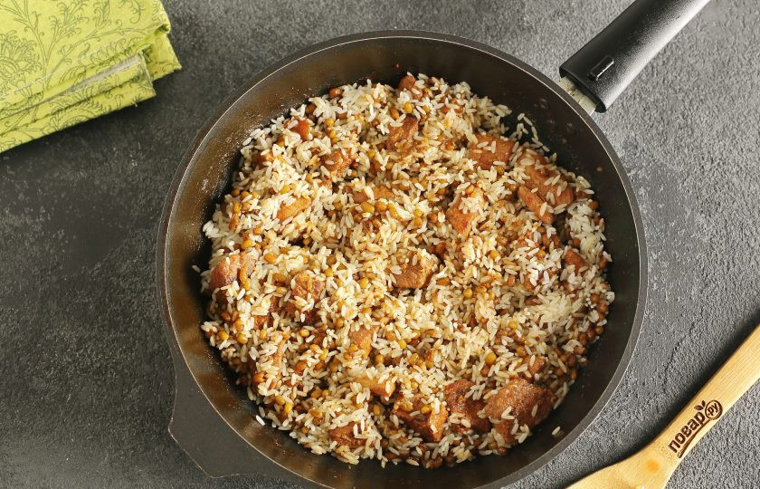 1. Этап. Каша с машем, рисом и мясом: На данном этапе добавьте промытый рис.