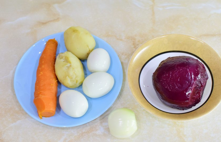 1. Этап. Салат Сельдь под шубой: Отварные овощи и яйца очистите.