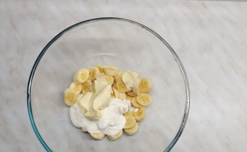 1. Этап. Пирог с тыквой без муки: 1. Тыкву и яблоки натрите на крупной терке так, чтобы кожура из яблок осталась в руках. Банан очистите, нарежьте кольцами, смешайте со сметаной и мягким сливочным маслом.