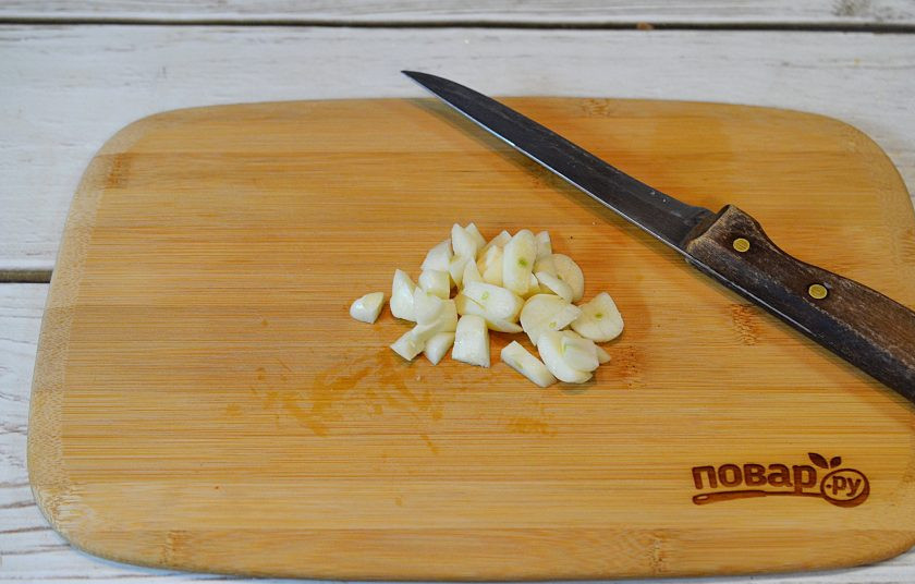 1. Этап. Сливочный соус: 1. Чеснок почистите и крупно порубите.