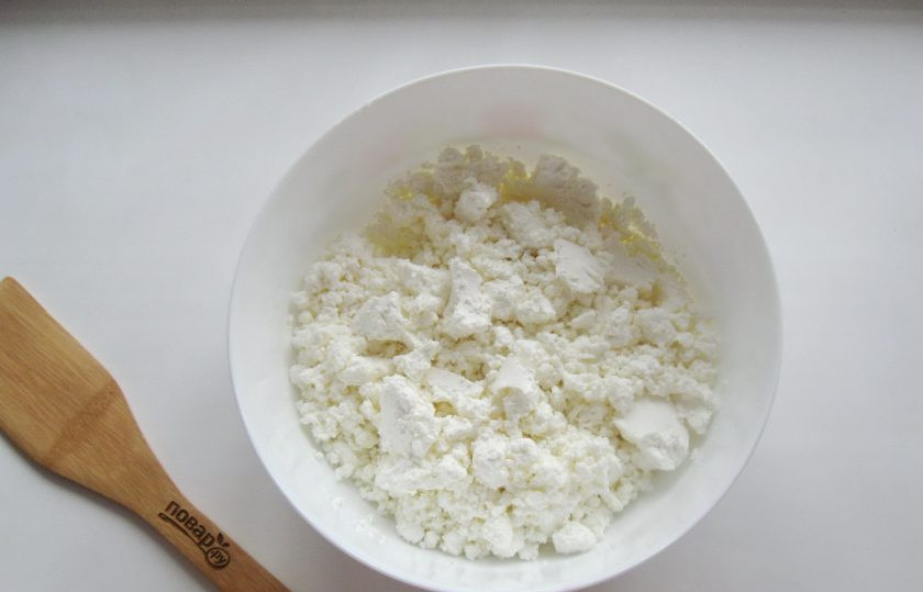 1. Этап. Десерт Новогодний венок: В миску выложите творог.