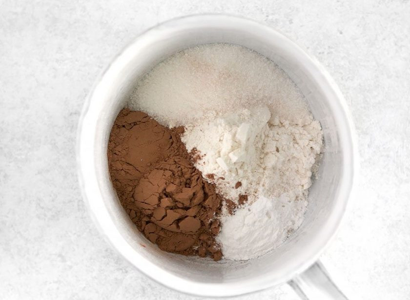 1. Этап. Шоколадный десерт в чашке: 1. Смешайте пшеничную муку, какао, сахарный песок, разрыхлитель и щепотку соли.