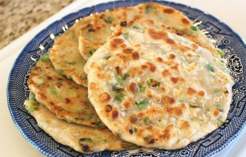 1. Этап. Лепешки на сковороде с зеленым луком: 12. Добавьте немного соевого соуса и подавайте к столу.