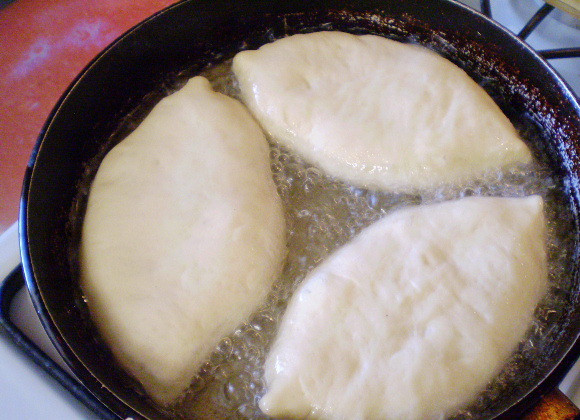 1. Этап. Пирожки постные с грибами: 13. Раскаляем масло. Выкладываем осторожно пирожки и жарим.