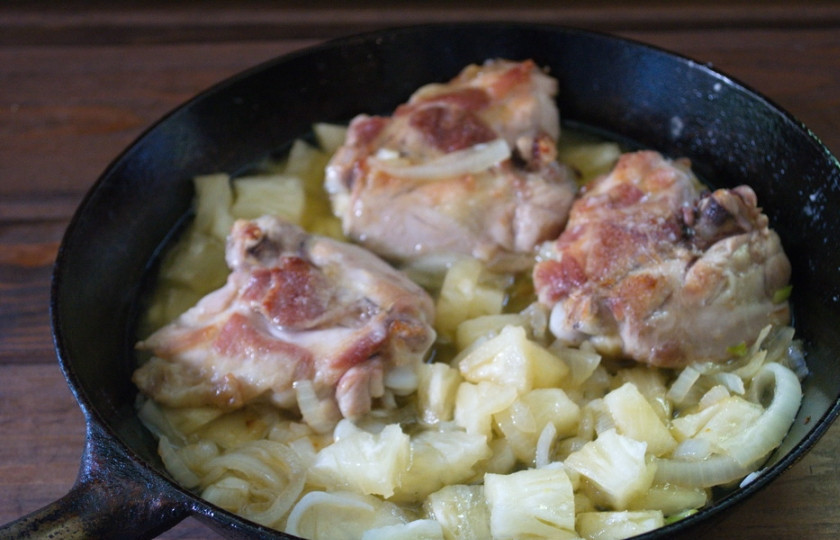 1. Этап. Рис с курицей и ананасами: Добавляем ананасы.