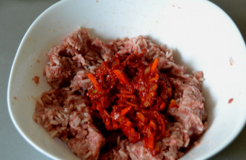 1. Этап. Голубцы по-цыгански: Половину зажарки выложите в фарш и хорошо перемешайте.