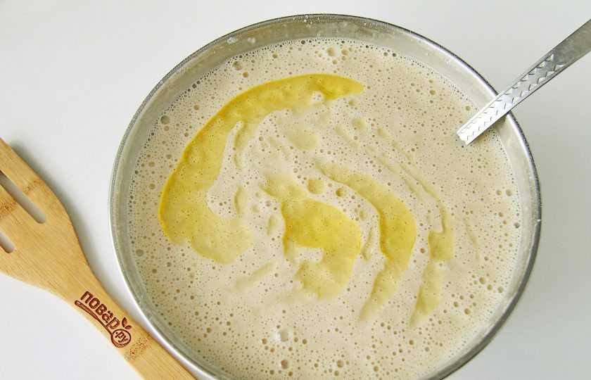 1. Этап. Овсяные блинчики на молоке: Тесто должно быть не такое жидкое, как для приготовления обычных блинчиков, но и не такое густое, как для приготовления оладий. Если тесто густоватое, разбавьте его молоком, если кажется чуть жидковытым, добавьте немного муки и все еще раз взбейте до однородности. Если необходимо, пробейте массу погружным блендером, чтобы убрать комочки. В конце добавьте растительное масло.