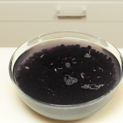 1. Этап. Фейжоада: Фасоль промойте и замочите на ночь в литре прохладной воды.