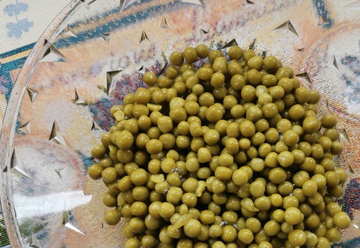 1. Этап. Салат Чайка: Зелёный горошек всыпать в салатник.