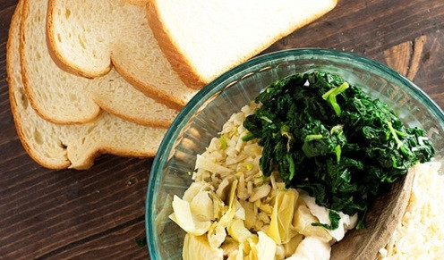 1. Этап. Корзинки с сыром: В глубокой миске смешайте сливочный сыр, шпинат, соль, перец, травы, артишоки, натертый сыр и чеснок, пропущенный через пресс.