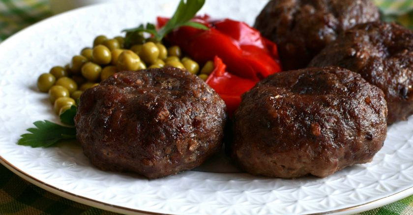 1. Этап. Котлеты с цельнозерновым хлебом: Вкуснее всего такие котлеты с пылу-с жару, горячие и сочные. Подавать их можно с любым гарниром. Приятного аппетита!