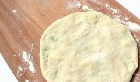 1. Этап. Хычины с сыром: Приплющиваем узелок с начинкой и аккуратно по кругу, держа на весу, разминаем его снова в лепёшку.