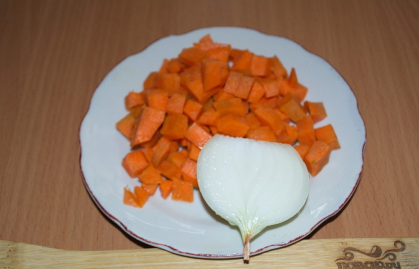 1. Этап. Бульон из домашней курицы: Пока вода закипает, нарезаем кубиком морковь. Берем половину луковицы. В кипящий бульон опускаем лук.