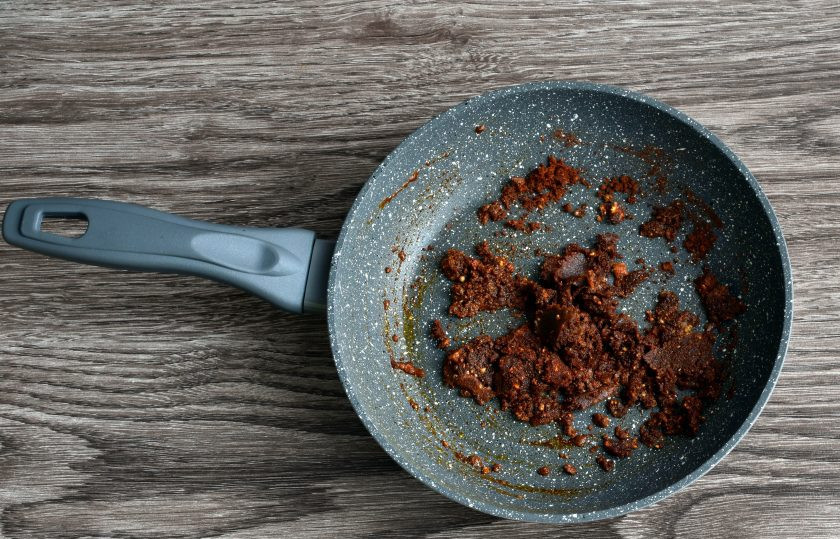 1. Этап. Пуктяй: На отдельной сковороде в оставшейся ложке масла слегка обжарьте тяй. Добавьте и прогрейте красный молотый перец и паприку.