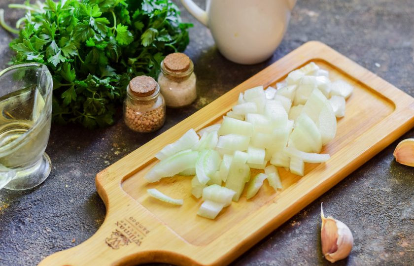 1. Этап. Курица со шпинатом в сливочном соусе: Очистите лук, сполосните и просушите. Нарежьте лук небольшими кубиками.