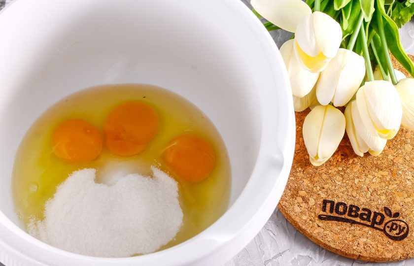 1. Этап. Бисквит без глютена: Вбейте куриные яйца в чашу кухонного комбайна или в глубокую емкость. Всыпьте туда же сахар и соль. Взбейте все примерно 3-4 минуты на самой высокой скорости техники.
