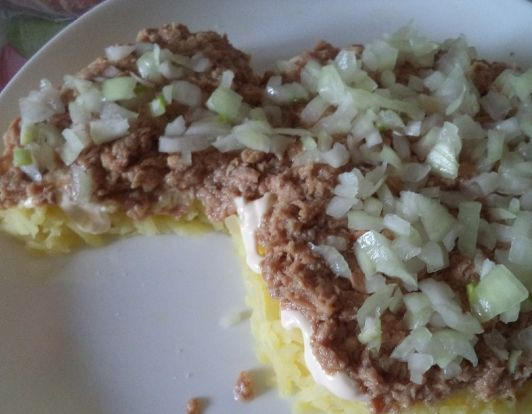 1. Этап. Салат Коза: 7. Второй слой будет из рыбной консервы. Ее нужно предварительно размять, удалить косточки и слить лишнюю жидкость.