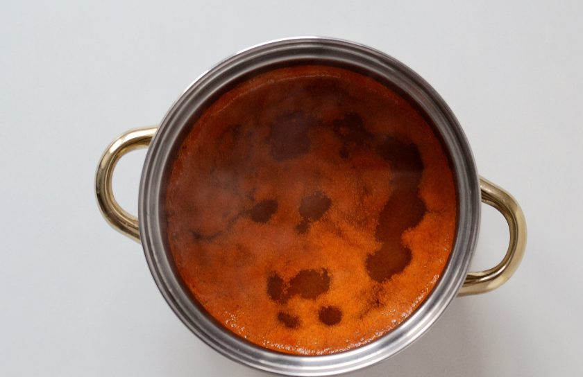 1. Этап. Сироп из облепихи на зиму: Снимете с кипящего сиропа пенку 2-3 раза. Проварите ещё 3 минуты.