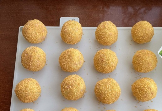 1. Этап. Картофельные пончики с моцареллой: Готовые пончики обваляйте в панировочных сухарях.