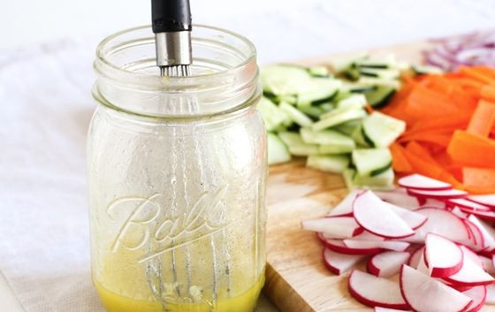 1. Этап. Салат из редиса: 3. Для заправки: в емкости смешиваю оливковое масло, уксус, цедру половинки лимона, соль и перец, хорошенько все перемешиваю венчиком.