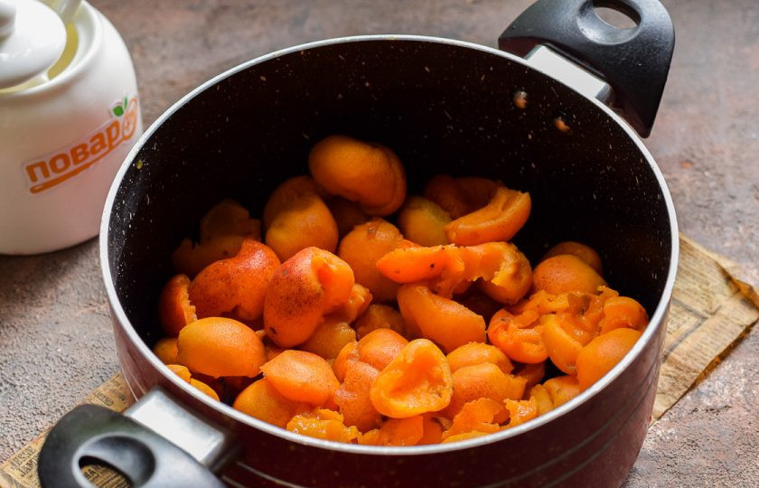 1. Этап. Варенье из абрикосов с желатином: Абрикосы почистите от косточек и переложите в кастрюлю с толстым дном.