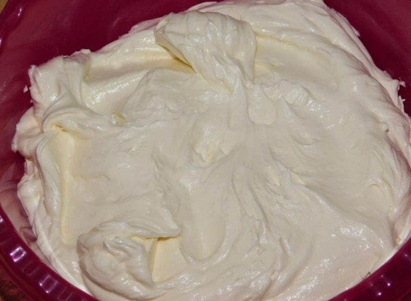 1. Этап. Крем-пломбир для украшения торта: Готовый крем получается очень нежным и воздушным. Немного дайте ему окрепнуть в холодильнике и можно украшать торт.