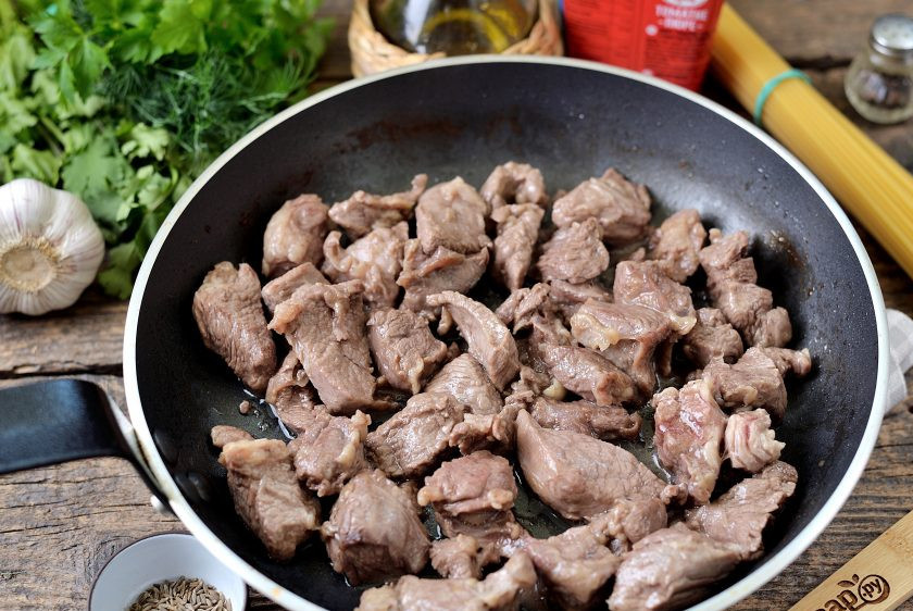 1. Этап. Вкусный лагман: Нарежьте говядину небольшим кубиком, обжарьте на сильном огне в растительном масле минут 5-7.