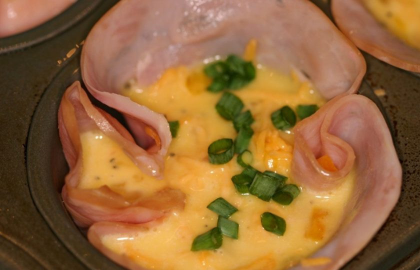 1. Этап. Ветчина на завтрак: 7. Нарежьте мелко зеленый лук и добавьте немного в каждую.