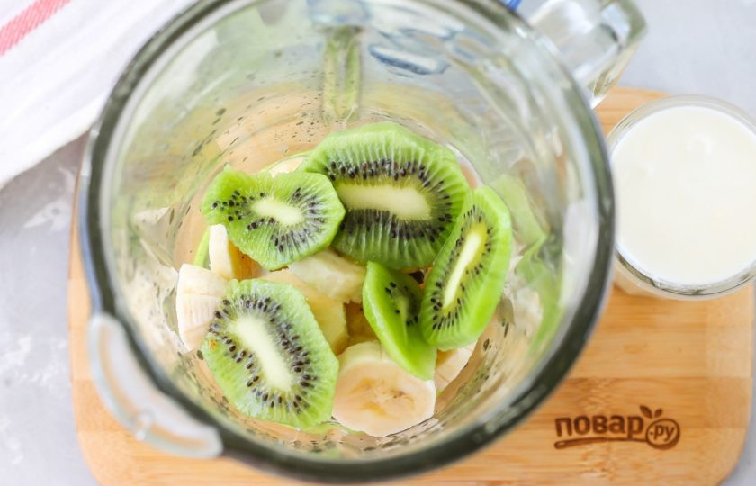 1. Этап. Смузи с бананом и киви: Киви очистите от кожуры, промойте в воде. Нарежьте ломтиками и добавьте к банановой нарезке. Допустимо добавлять 1-2 плода, тогда цвет напитка получится более интенсивным.
