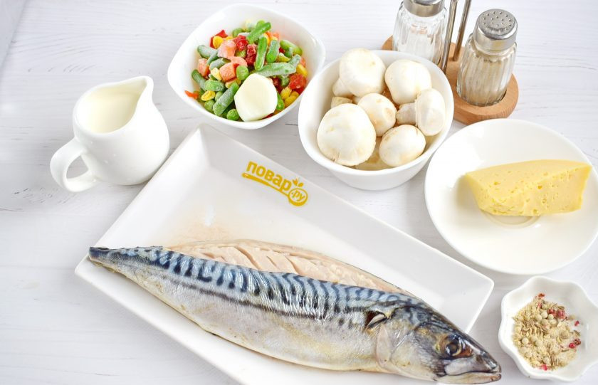 1. Этап. Скумбрия «Сливочная неженка»: Подготовьте необходимые продукты. Скумбрию выпотрошите через спинку. Для этого сделайте острым ножом два надреза вдоль хребта от головы до хвоста. Надрезайте только до реберных костей. С помощью кухонных ножниц надрежьте хребет возле головы и хвоста, и вытащите его из рыбы. Также обрежьте плавники и хвост. Выпотрошите рыбу, удалите черную пленку и реберные кости. Промойте тушку под холодной водой.