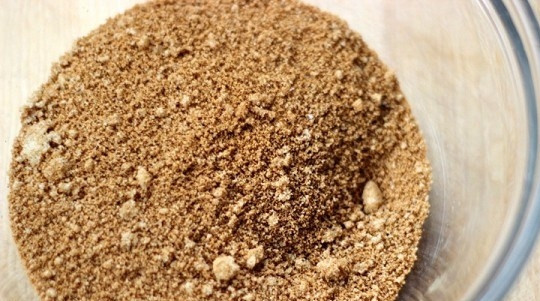 1. Этап. Печенье Палочки корицы: Смешайте корицу и коричневый сахар.