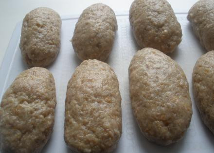 1. Этап. Котлеты с сырной начинкой: 4. Влажными руками сформировать из мясного фарша овальные котлеты, чтобы сыр оказался внутри.