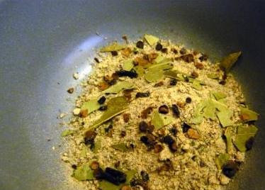 1. Этап. Горбуша маринованная: По истечении времени необходимо смешать в мисочке приправу для рыбы, измельченный душистый перец (6 шт), разломанный лавровый лист (2 шт), корицу и гвоздику (3 шт).