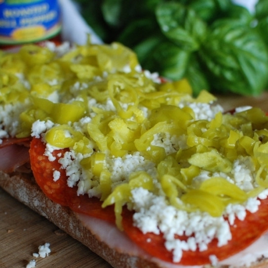 1. Этап. Сэндвич-кирпич: Далее - мелко нарезанный острый перец.