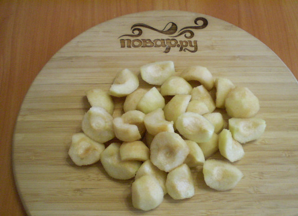 1. Этап. Выпечка из скисшего молока: Груши нужно очистить от кожуры и сердцевинок. Порезать на 4 части.