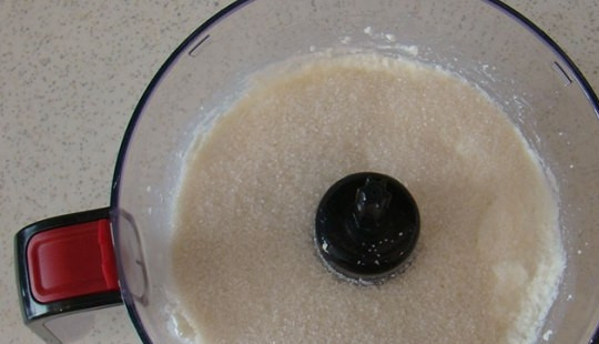 1. Этап. Творожный торт с желе и фруктами: Добавляем в творог сметану, сахар и ванильный сахар.