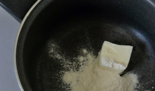 1. Этап. Хот-доги с сырным соусом: Сливочное масло и муку выложить в сотейник.