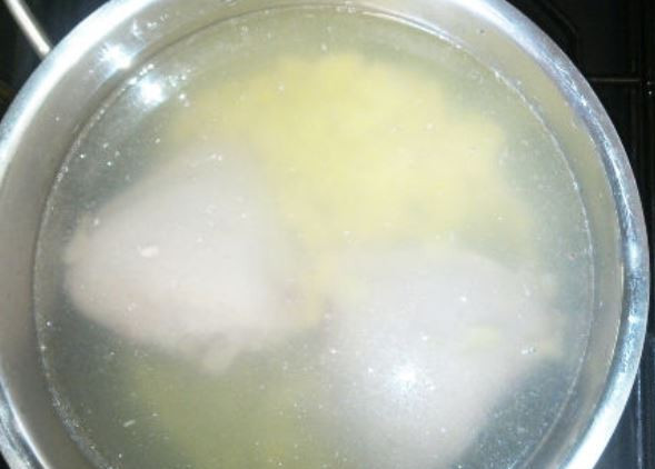 1. Этап. Суп-лапша с грибами: Курятину отварите, выберите из бульона остывать. Картофель порежьте кусочками и поставьте вариться в бульоне.