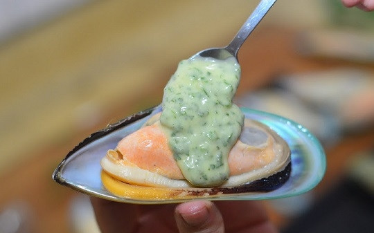 1. Этап. Мидии с сырно-чесночным соусом: 7. Выложите соус на мидии.